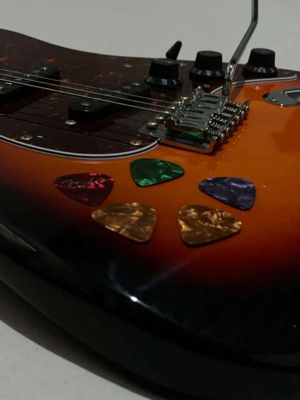 Guitarra Giannini G-100 seminova + acessórios (capotraste, correia, palhetas) - Foto 4