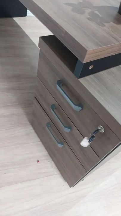 Mesa de escritório excelente estado e muito bonita  - Foto 4