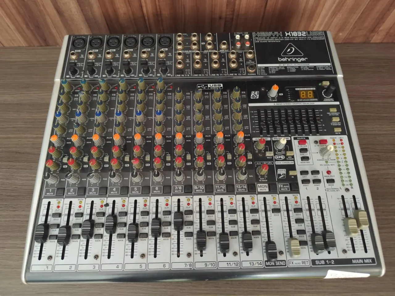 Mesa de Som Behringer Xenyx 1832, USB