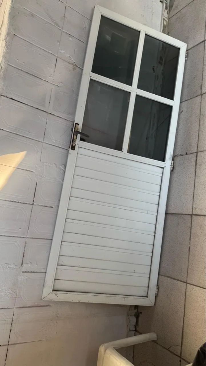 Vendo porta de alumínio (85x2,10) - Foto 2