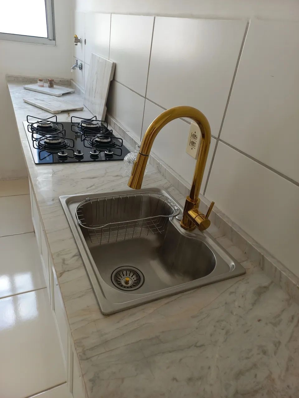 Bancada de Cozinha em Pedra Mármore Paraná Branco com veios dourados e cinza - Foto 2