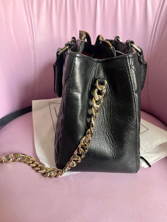 Bolsa Schutz Tote Matelassê Triangle Preta - Foto 5