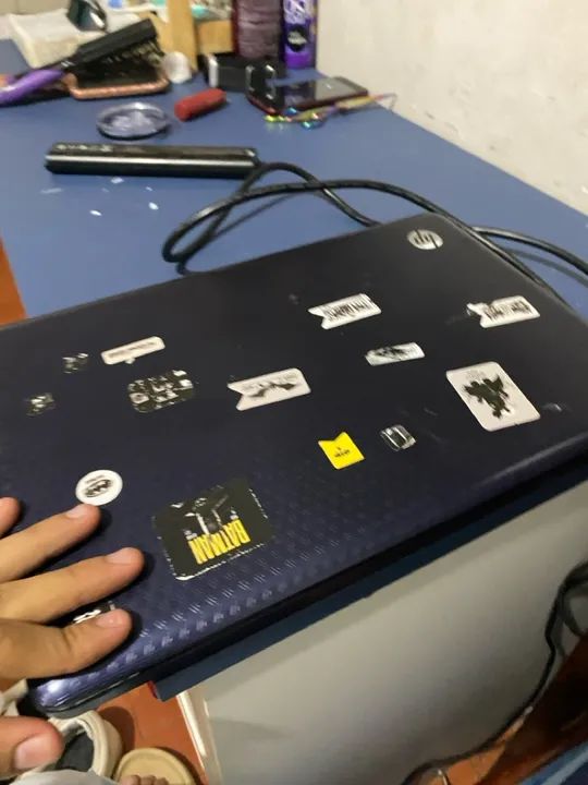 Notebook HP com adesivos - Foto 4