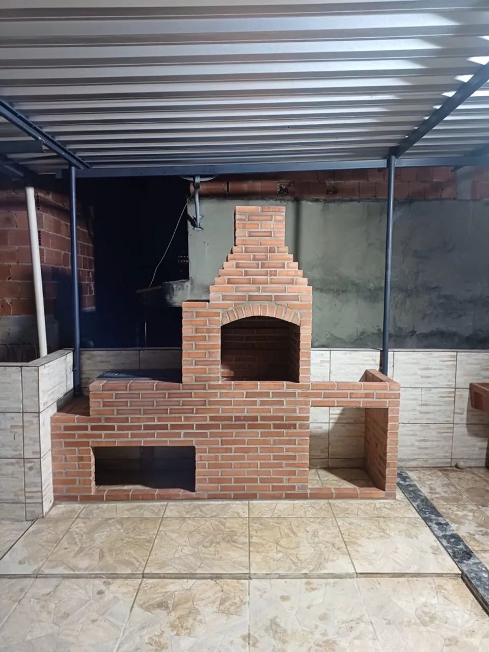 Churrasqueira fogão a lenha e bancada tijolo vermelho  - Foto 2