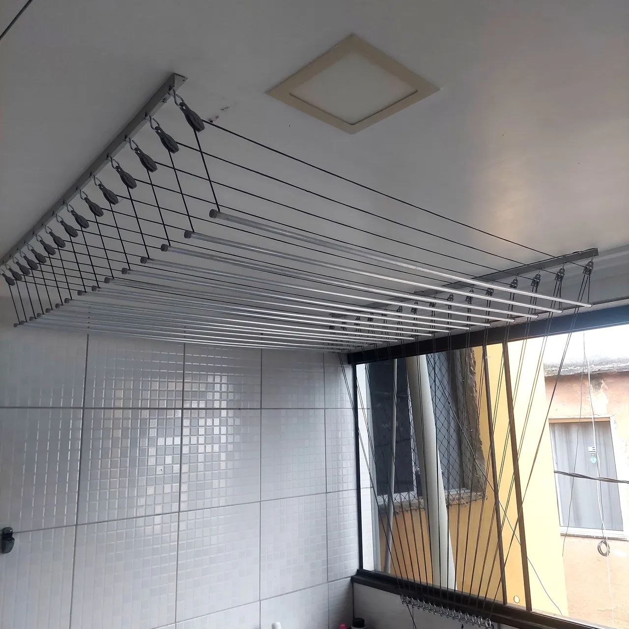 Varal de teto individual para área de serviço. 