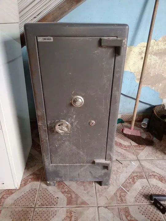 Vendo esse cofre "Leia a Descrição"