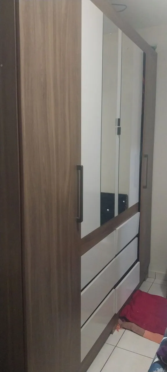 Guarda-Roupa Moderno com Espelho e Gavetas