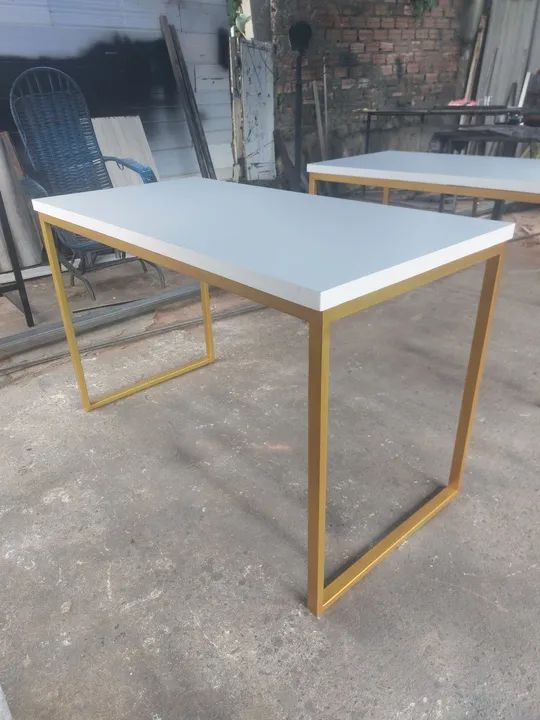 Mesa de Jantar em Metal Dourado com Tampo Branco