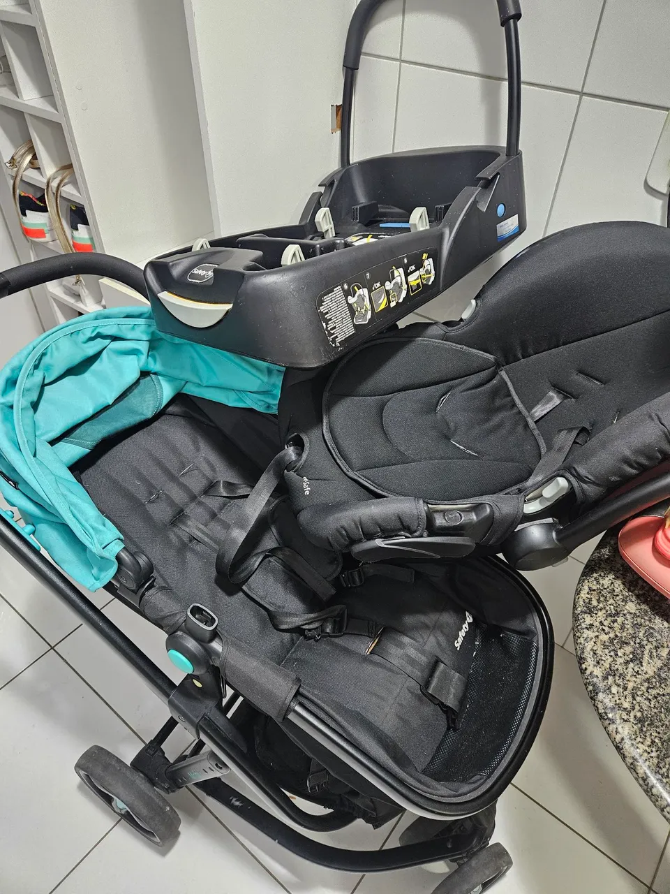 Carrinho Safety 1st com Bebê conforto e Base Veicular