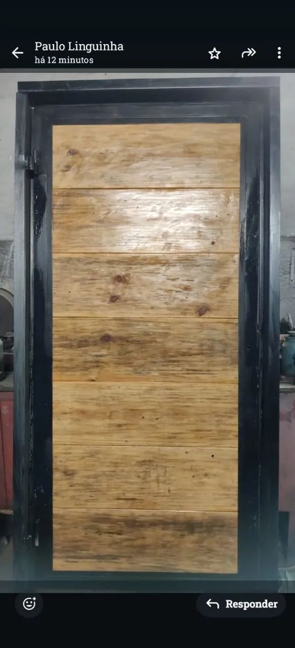 Porta em madeira com estrutura de aço