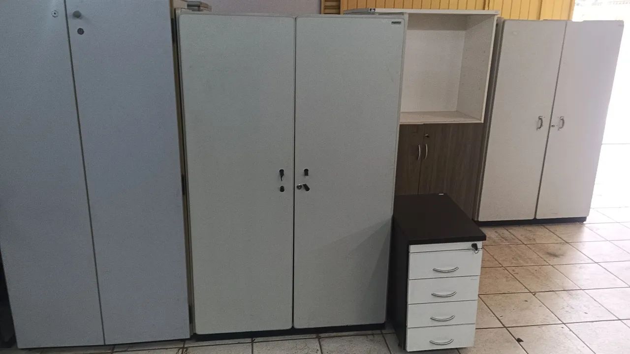 Armários de escritório em bom estado