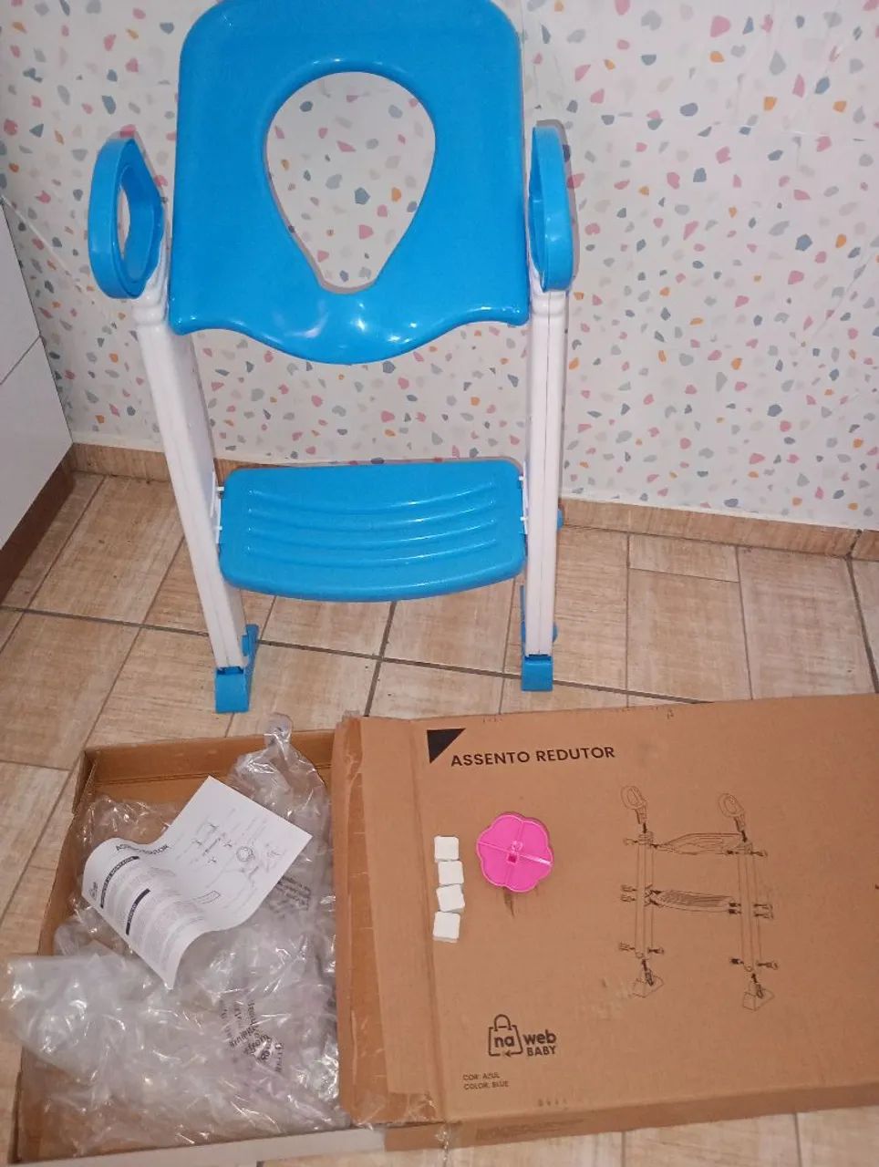 Assento redutor infantil azul na caixa - Foto 2