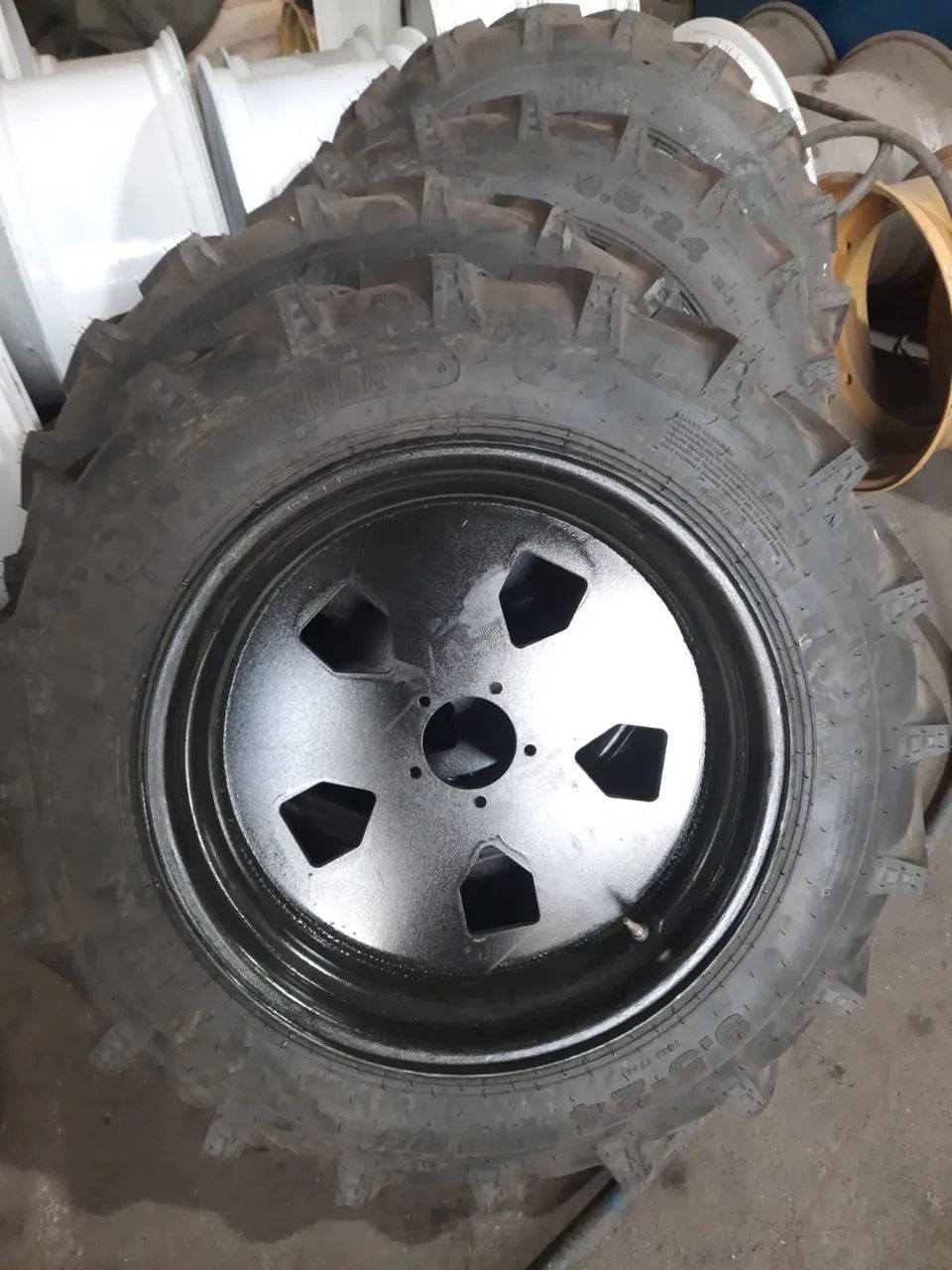 Rodas para jeep F75 Rural Tracker aro 24 furacão 5x139 mais pneus agrícolas 9,5-24 - Foto 4