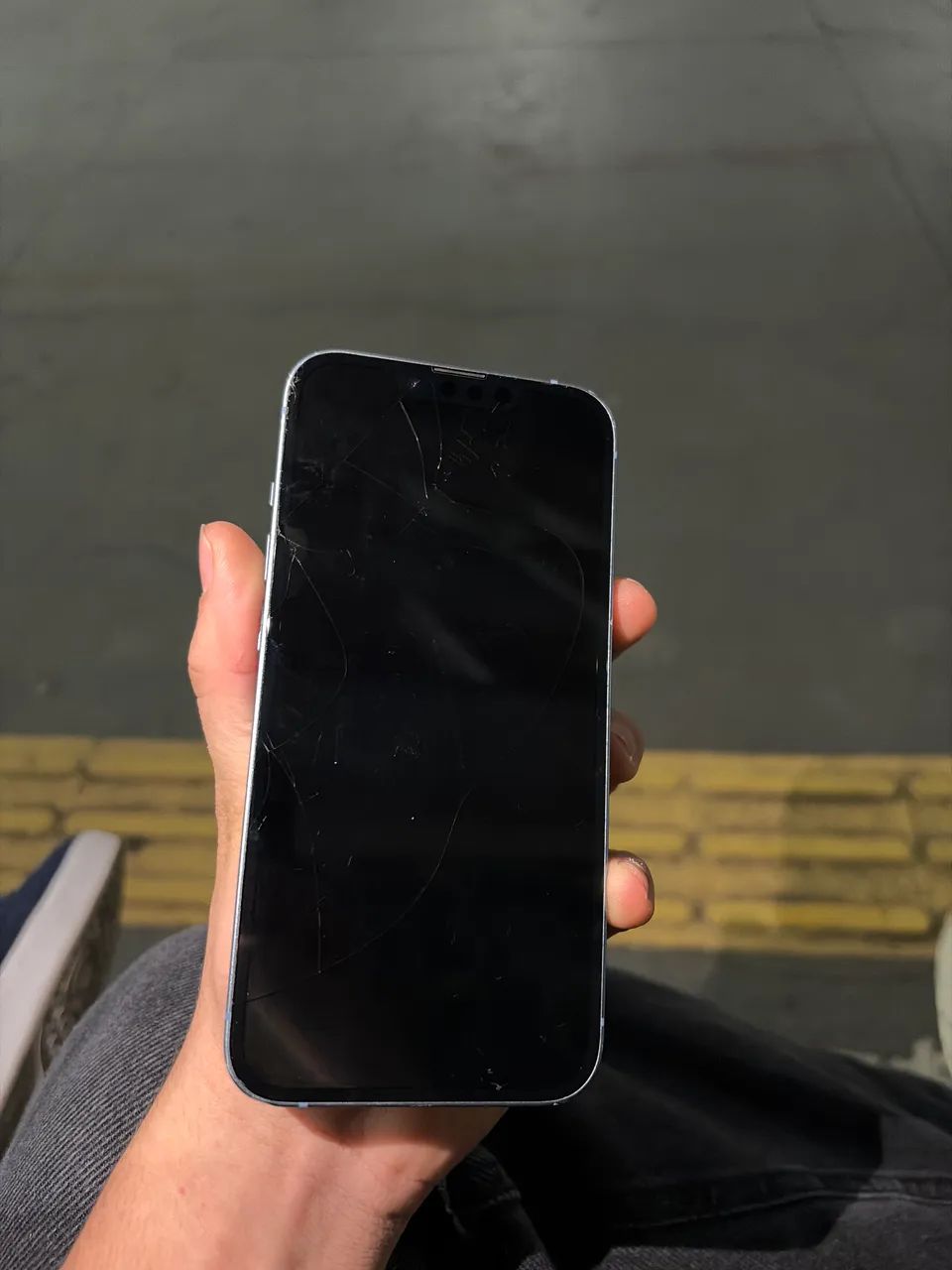 iphone 14  tela trincada mas sem marcas de uso - Foto 4