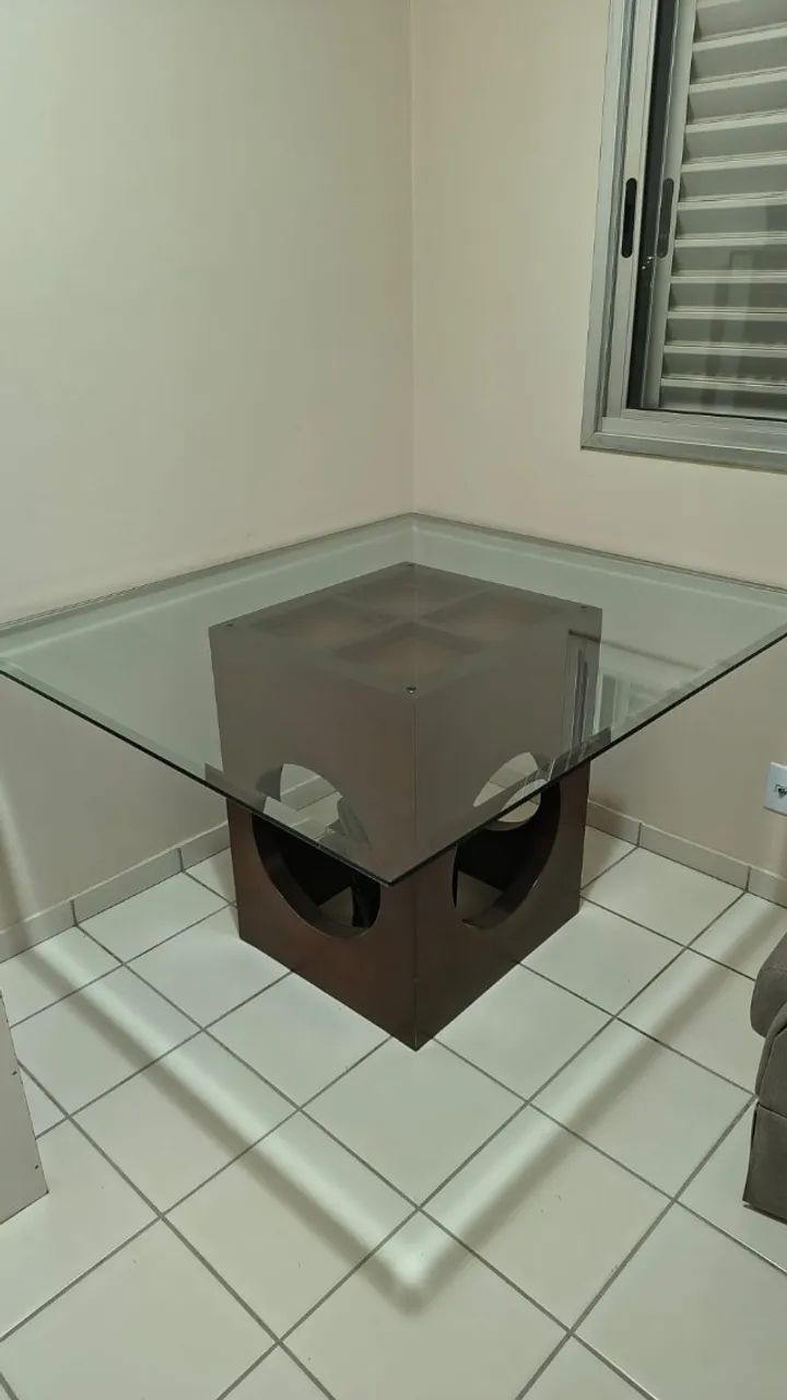 Mesa de Jantar com tampo de vidro e base em madeira maciça