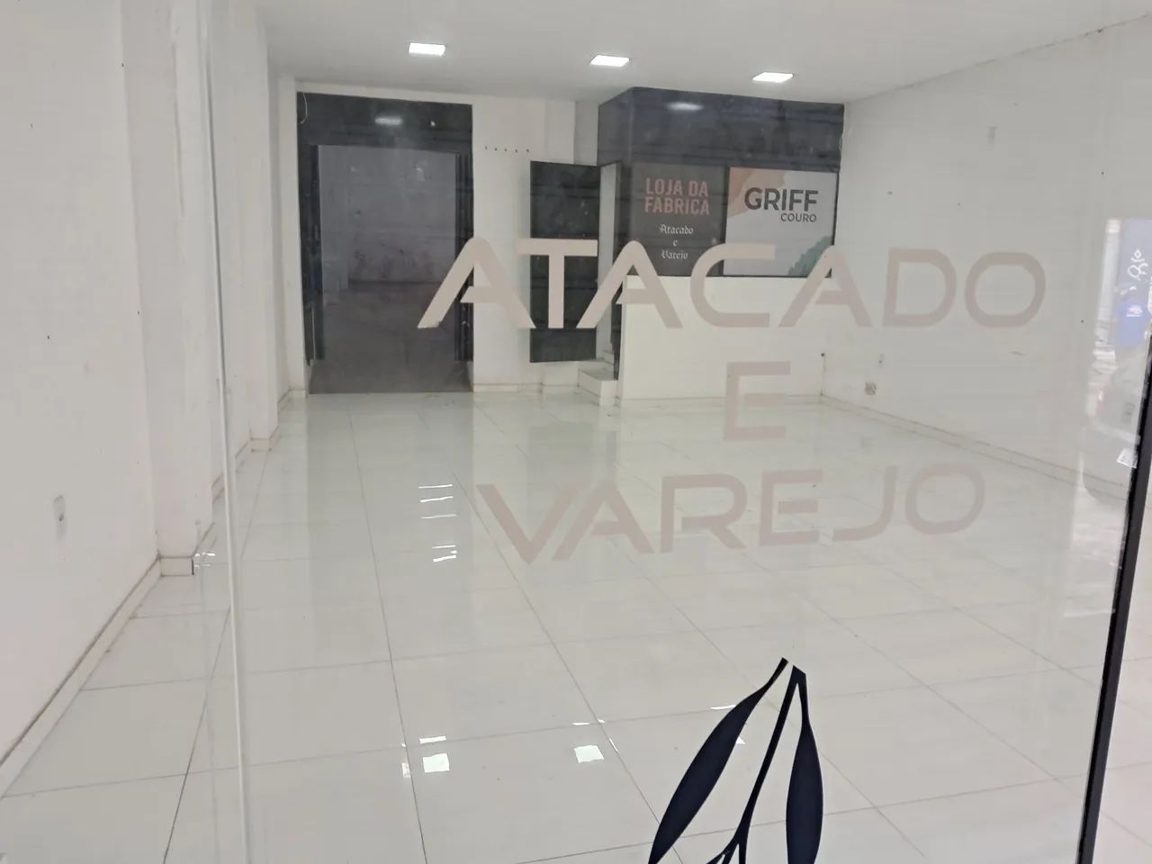 Ponto comercial no centro com amplo galpão  - Foto 3