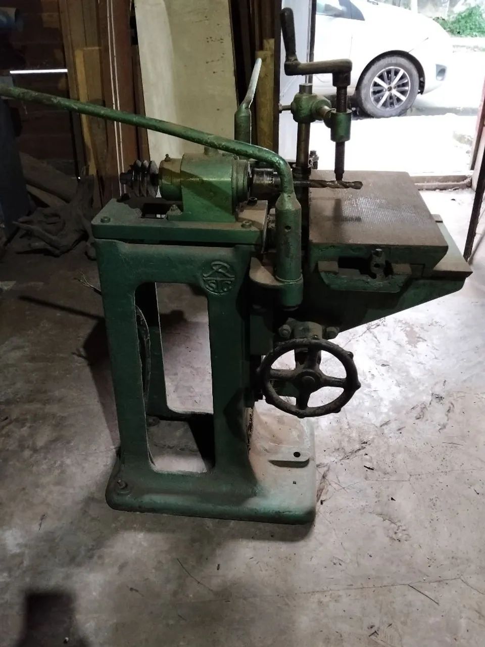 Máquina industrial de marcenaria.