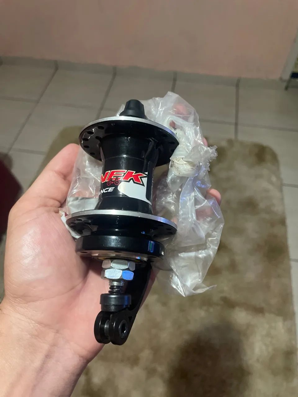 cubo traseiro de alumínio com rolamento da marca NEK
