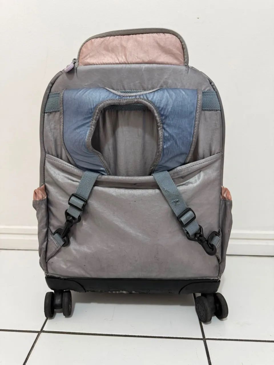 Mochila Kipling de rodinhas - Metalizada Rosa - Foto 3