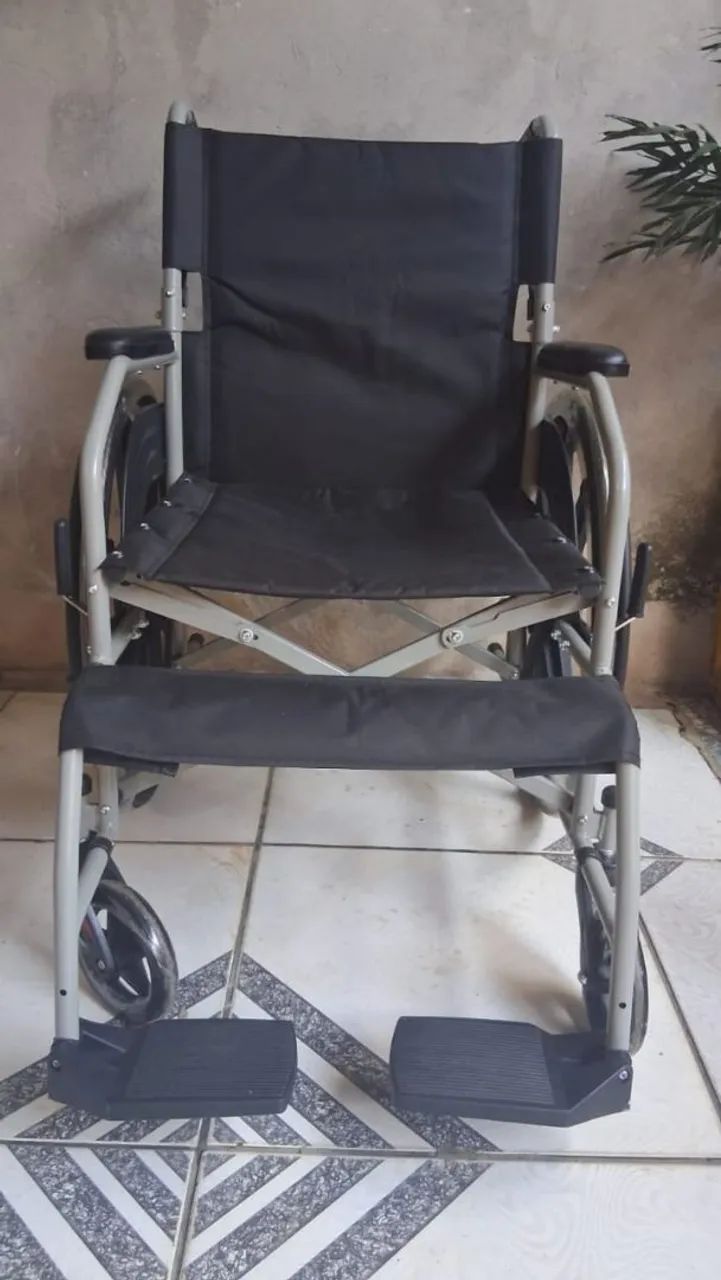 Vendo uma cadeira de rodas nova 