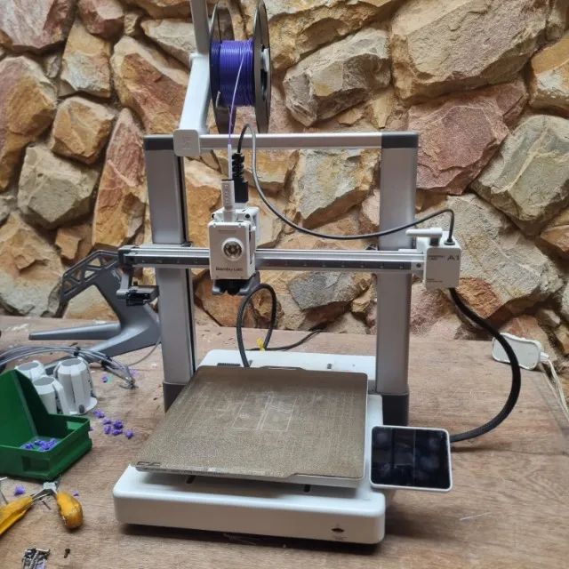 Impressora 3D Bambu Lab A1 em prefeito funcionamento sem detalhes 