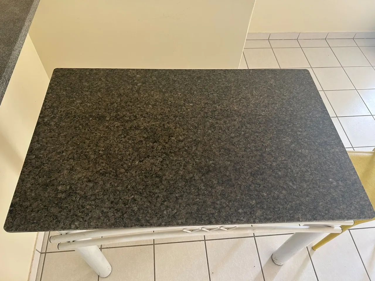 Mesa 4 lugares com tampo de mármore 