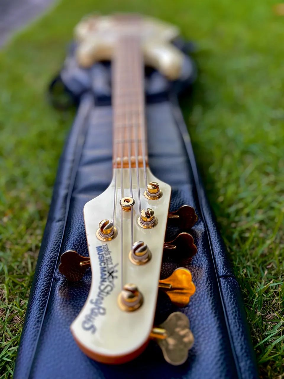 USA製　MUSIC MAN StingRay Music Man USA Stingray 4 LE - Splatter Limited Edition | ProMusicTools