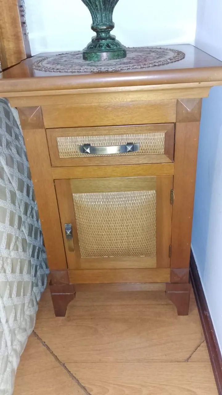 Conjunto de quarto com cama e duas mesas de cabeceira. - Foto 2