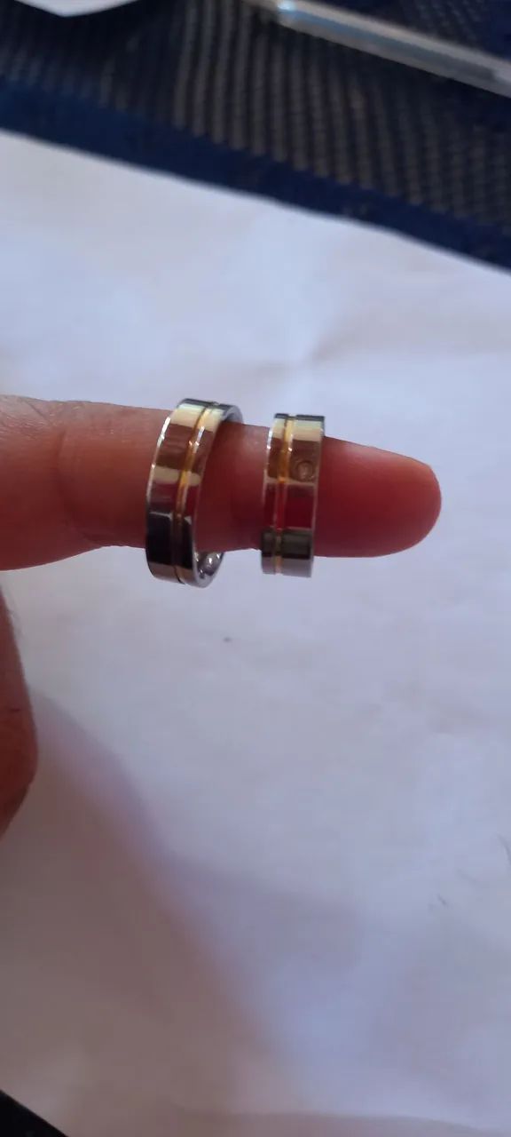 Par de aliança em ródio com filete de ouro amarelo