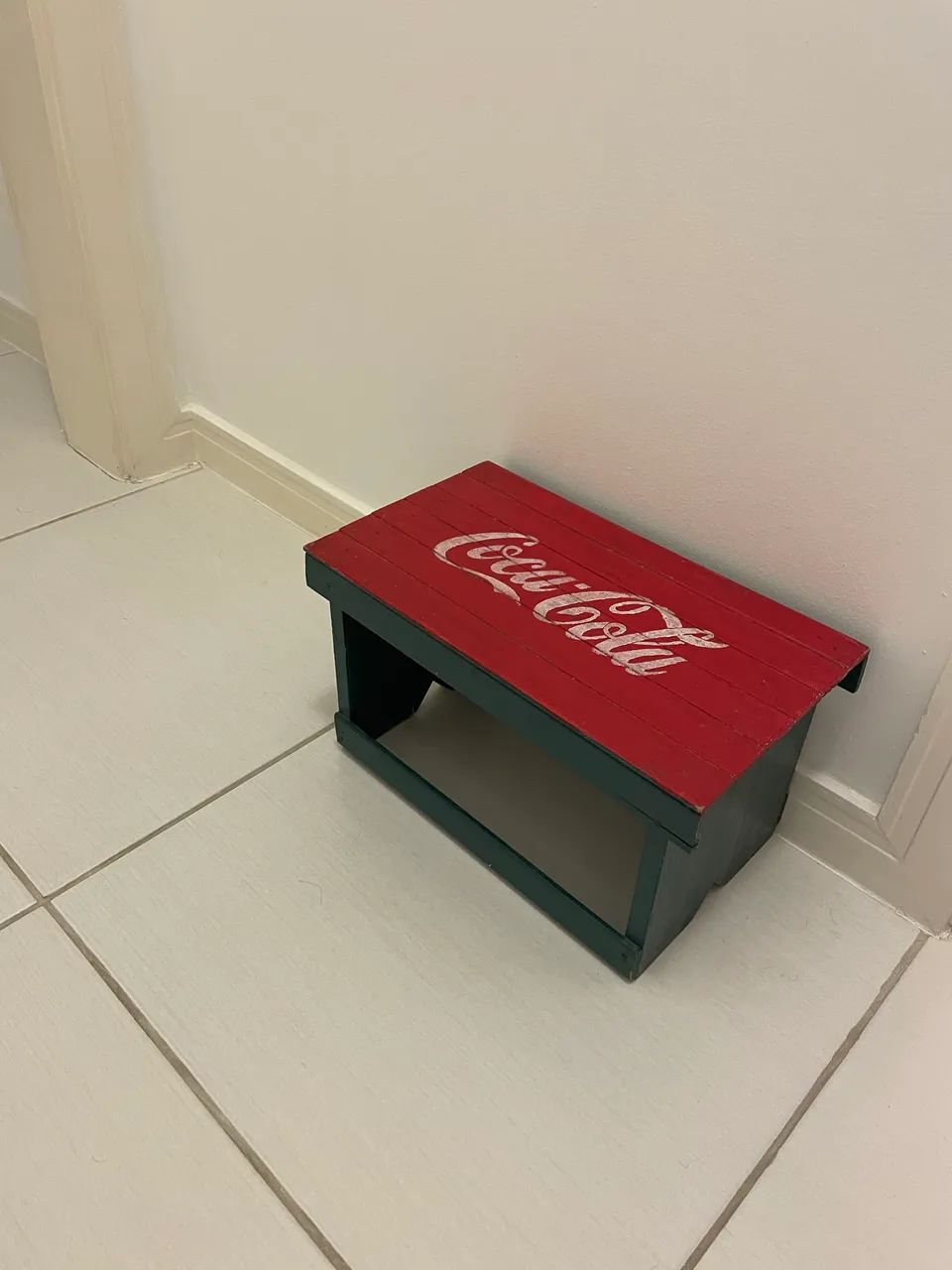 Banco banquinho de madeira coca cola - Foto 2