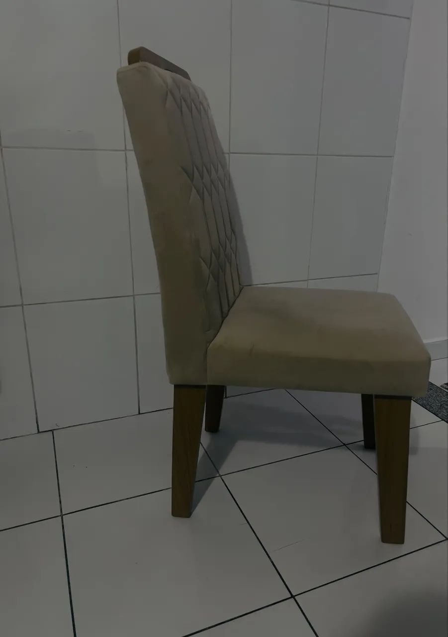 4 cadeiras estofadas com pés de madeira  - Foto 3