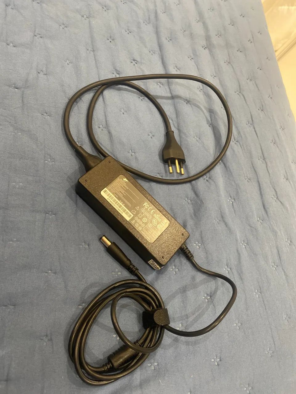 fonte de alimentação para notebook da marca Sharktech, modelo AC ADAPTER-90W