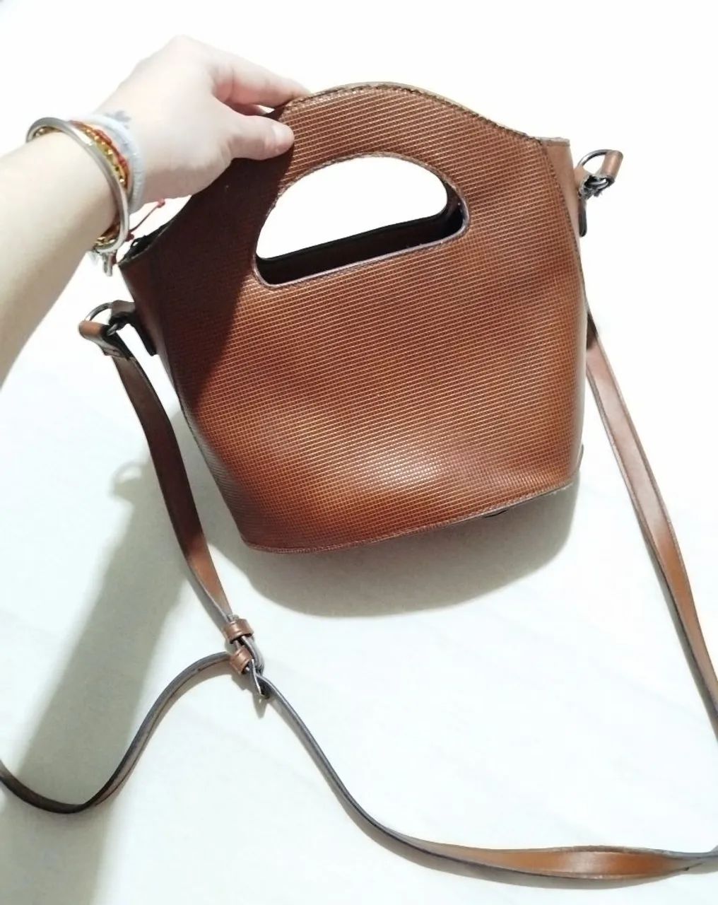 Bolsa Satinato bucket caramelo 