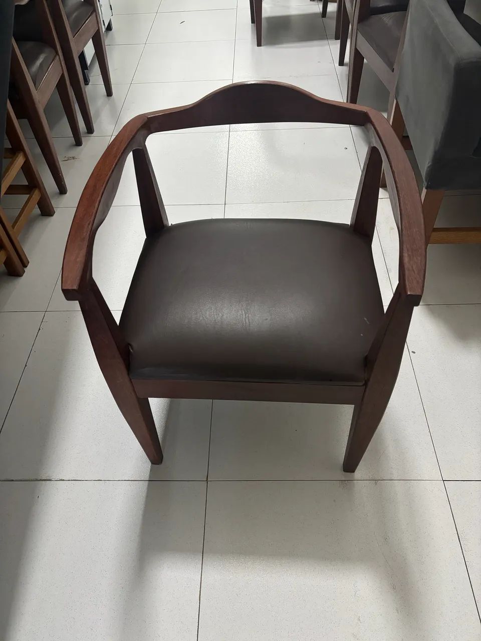 Vendo Cadeiras de Madeira e couro - Foto 3