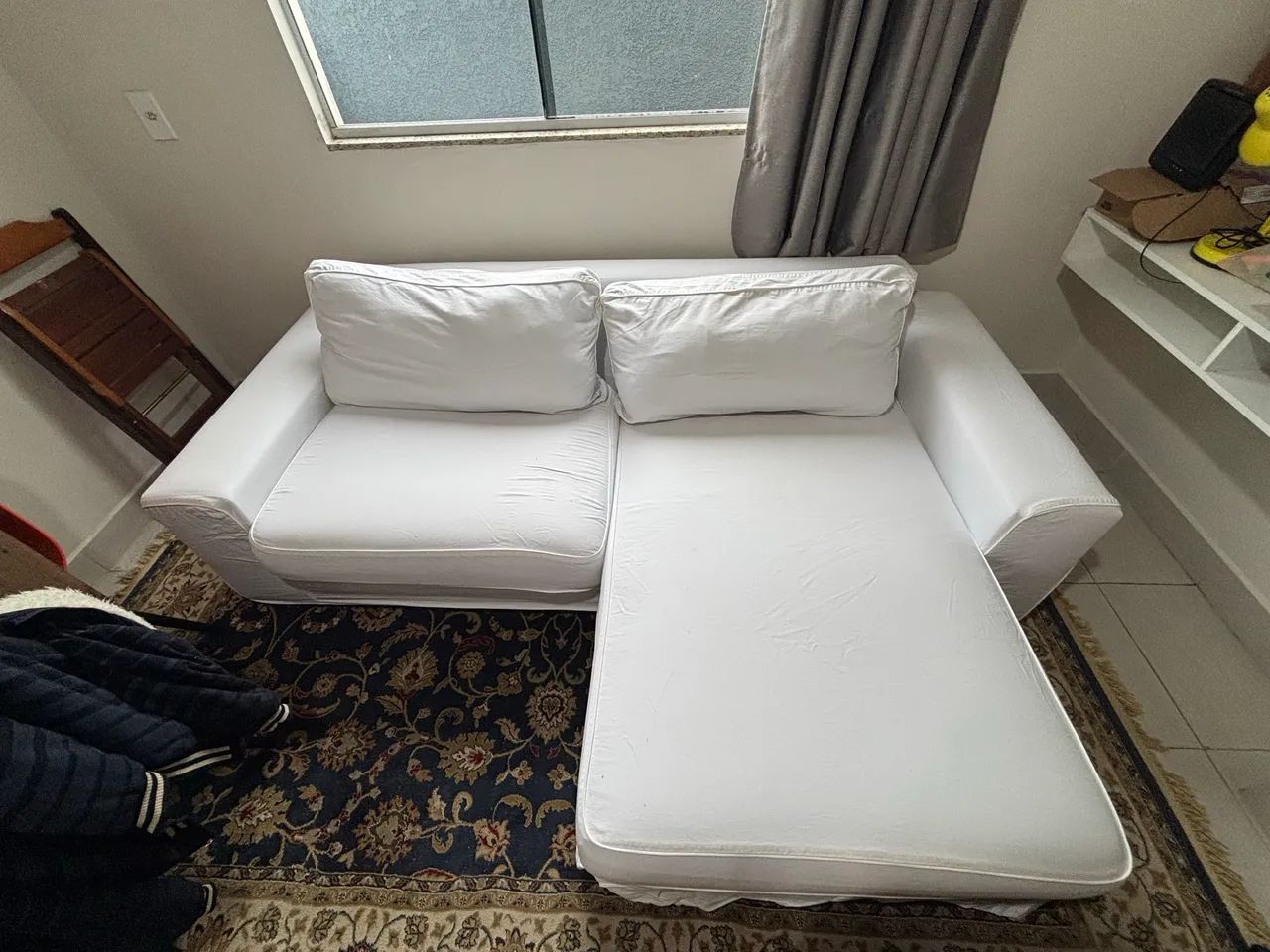 Sofá com chaise em excelente estado e capa sob medida