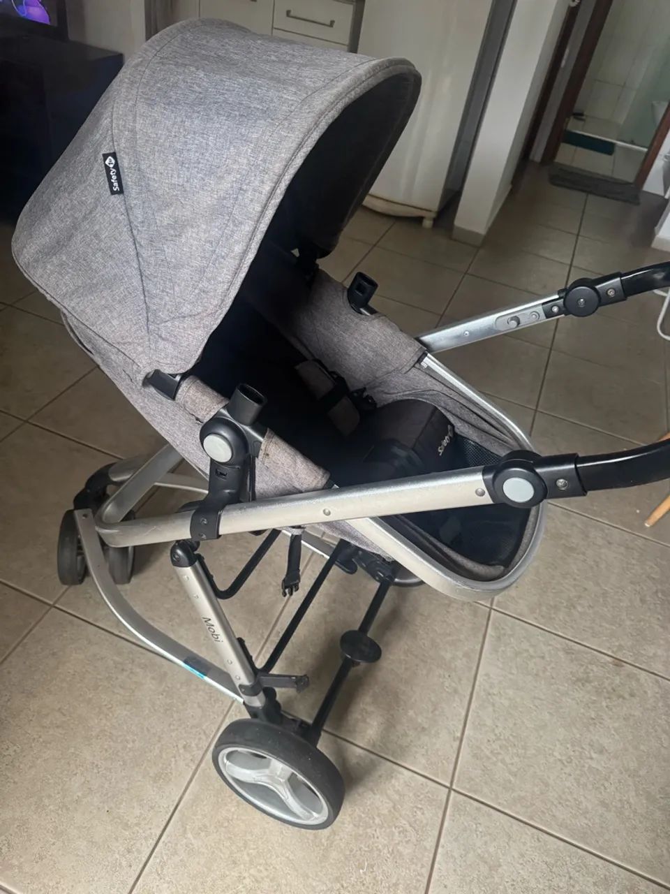 Carrinho de bebê e bebê confort dois em um.