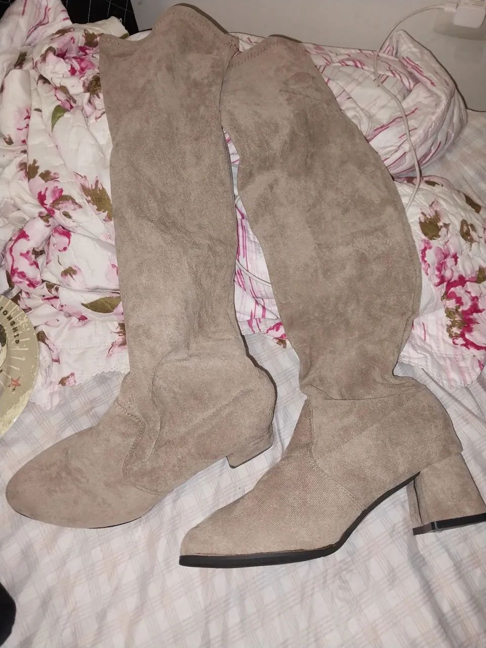 Botas de camurça ou suede com salto bloco e bico fino