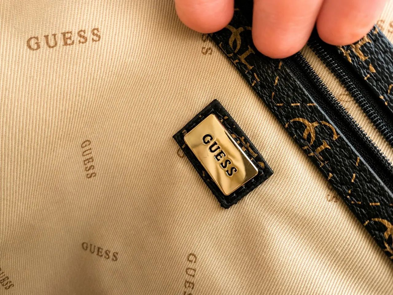 Bolsa Guess Original Monogram Marrom Escuro - Excelente Estado - Foto 4