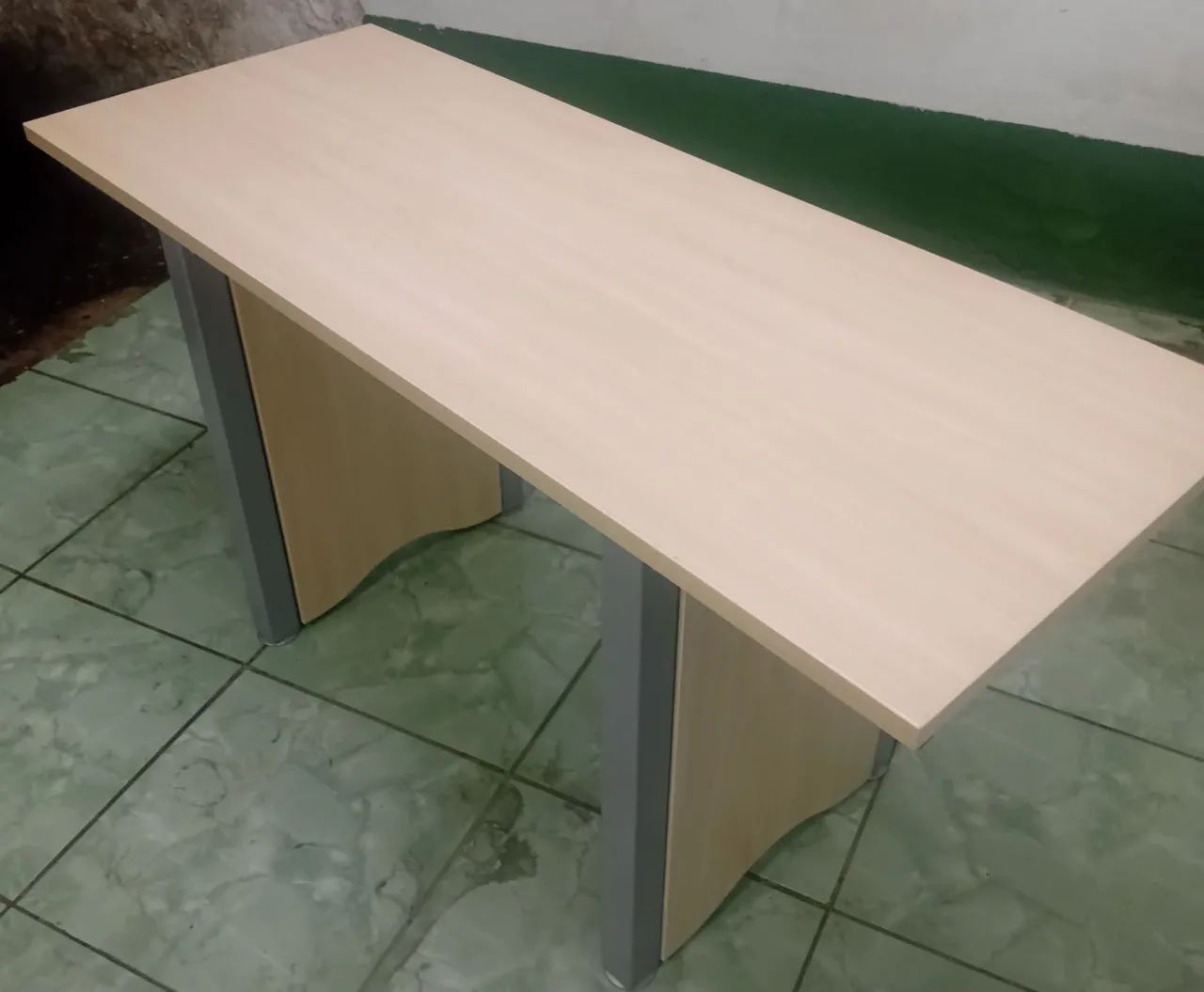 Mesa de madeira com base de ferro65115993236483121