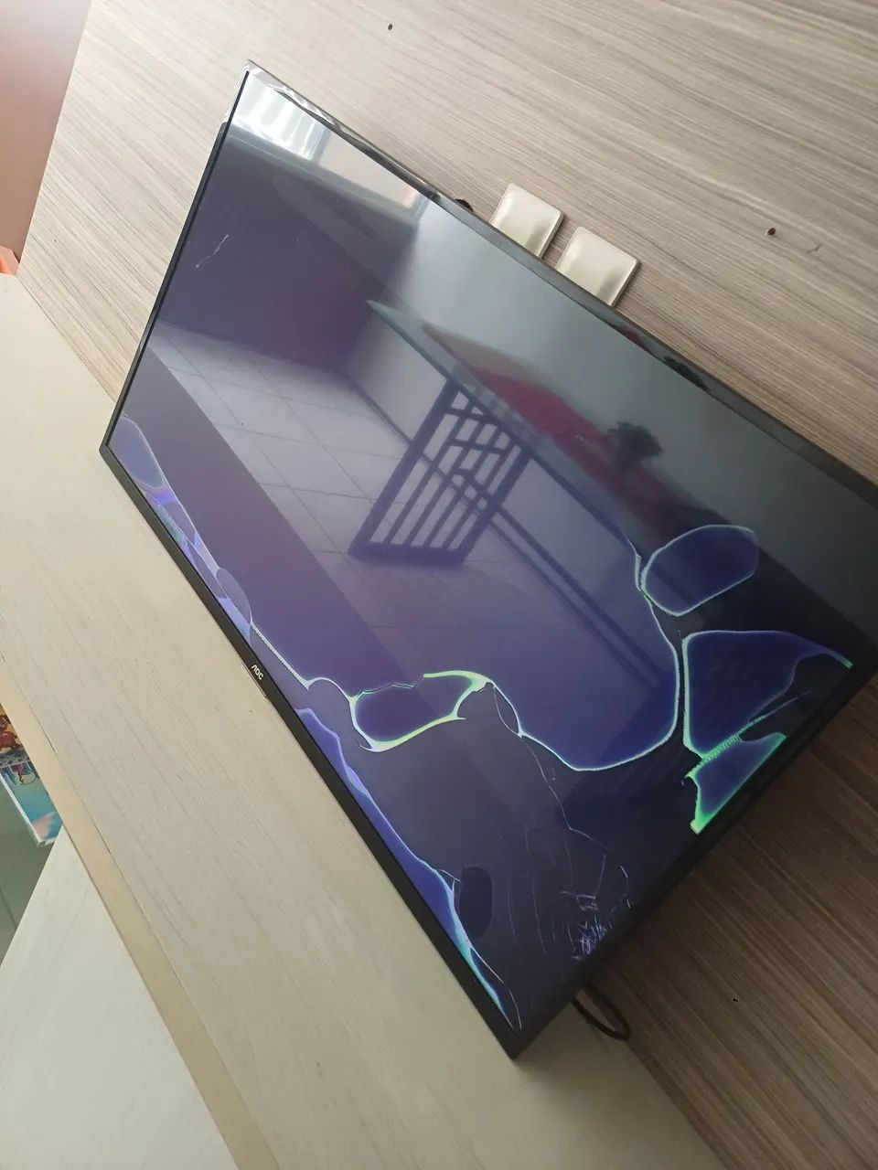 Smartv AOC 43" com tela quebrada mas liga