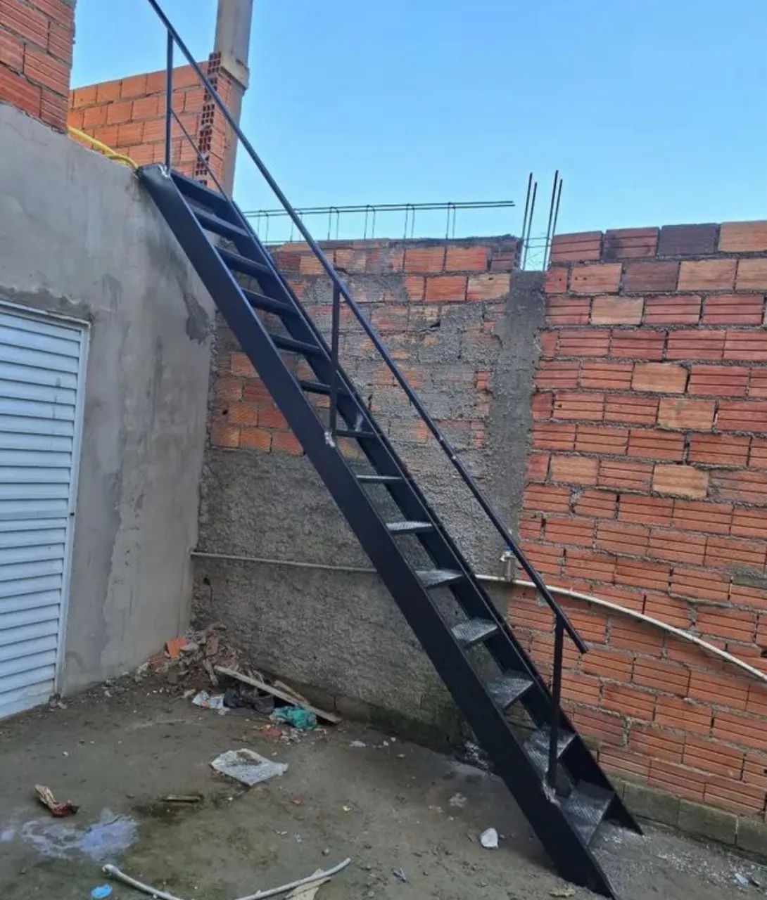 Escada de ferro com guarda corpo