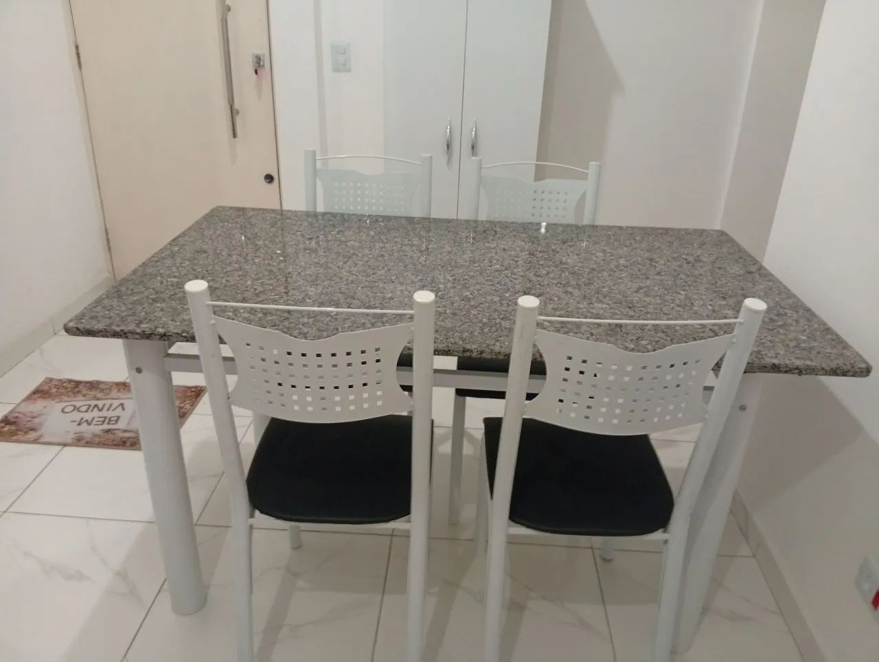 Mesa tampo de mármore 6 cadeiras!!!