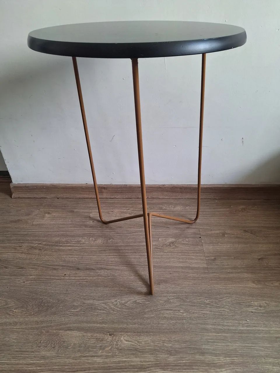 Mesa lateral redonda estilo industrial 