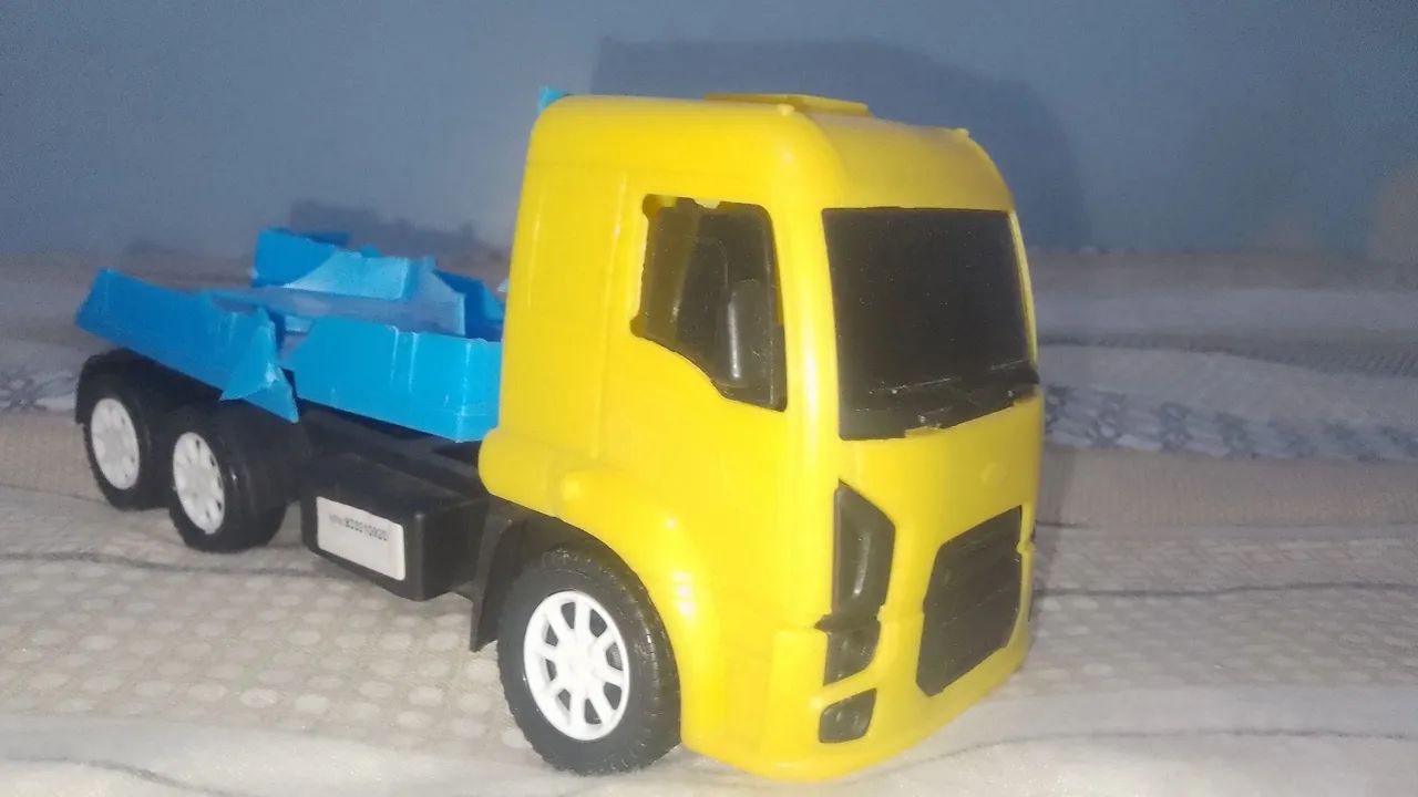 Miniatura caminhão. Está com a caçamba quebrada. - Foto 2