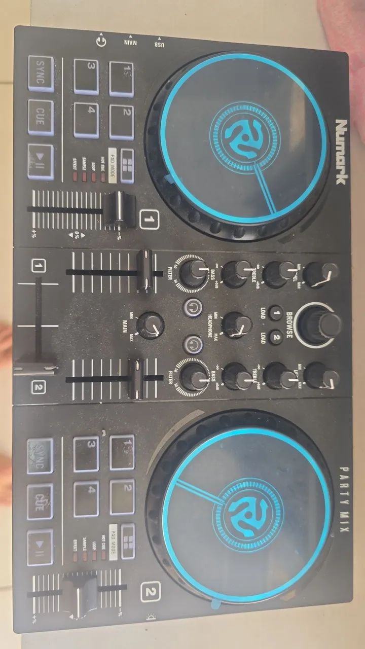 Vendo Ddj muito nova com caixa 