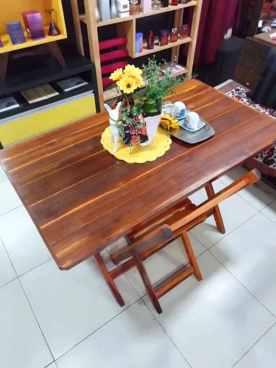 Vendo mesa de jantar ,em madeira rústica semi-nova.