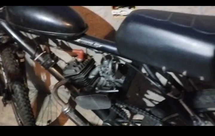Motorizada 800 cilindradas.