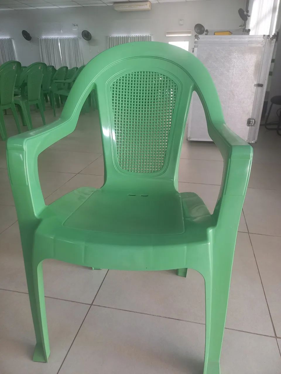 Vendo cadeiras de plástico com braços 