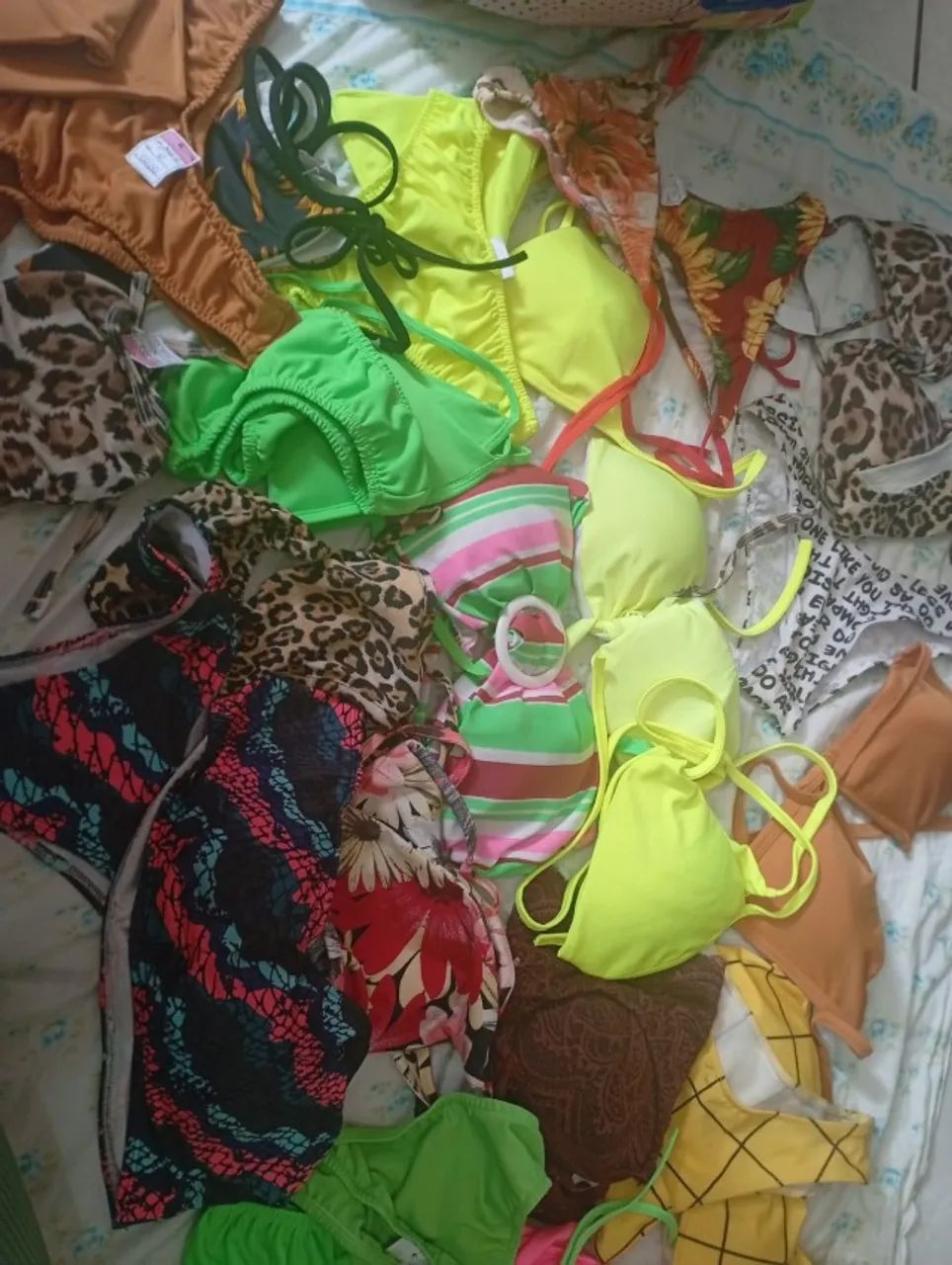 LOTE BIQUINIS VARIADOS DE TAMANHO E COR  - Foto 2