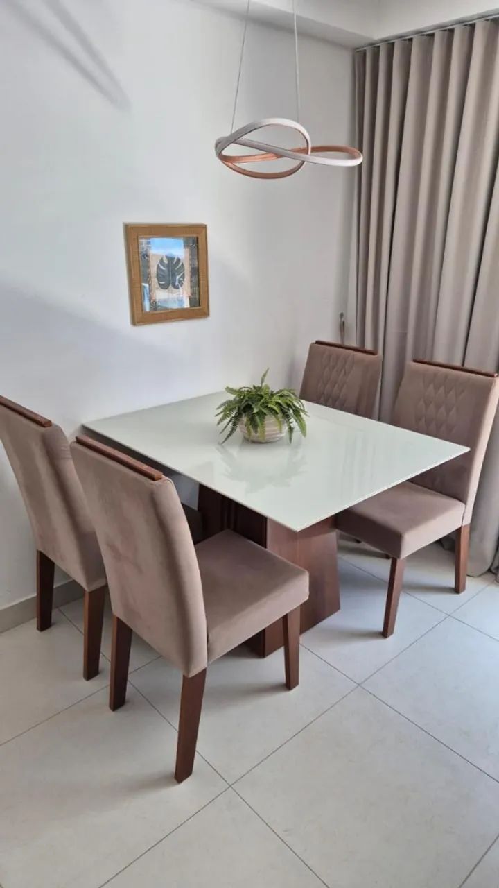Mesa de jantar com 4 cadeiras